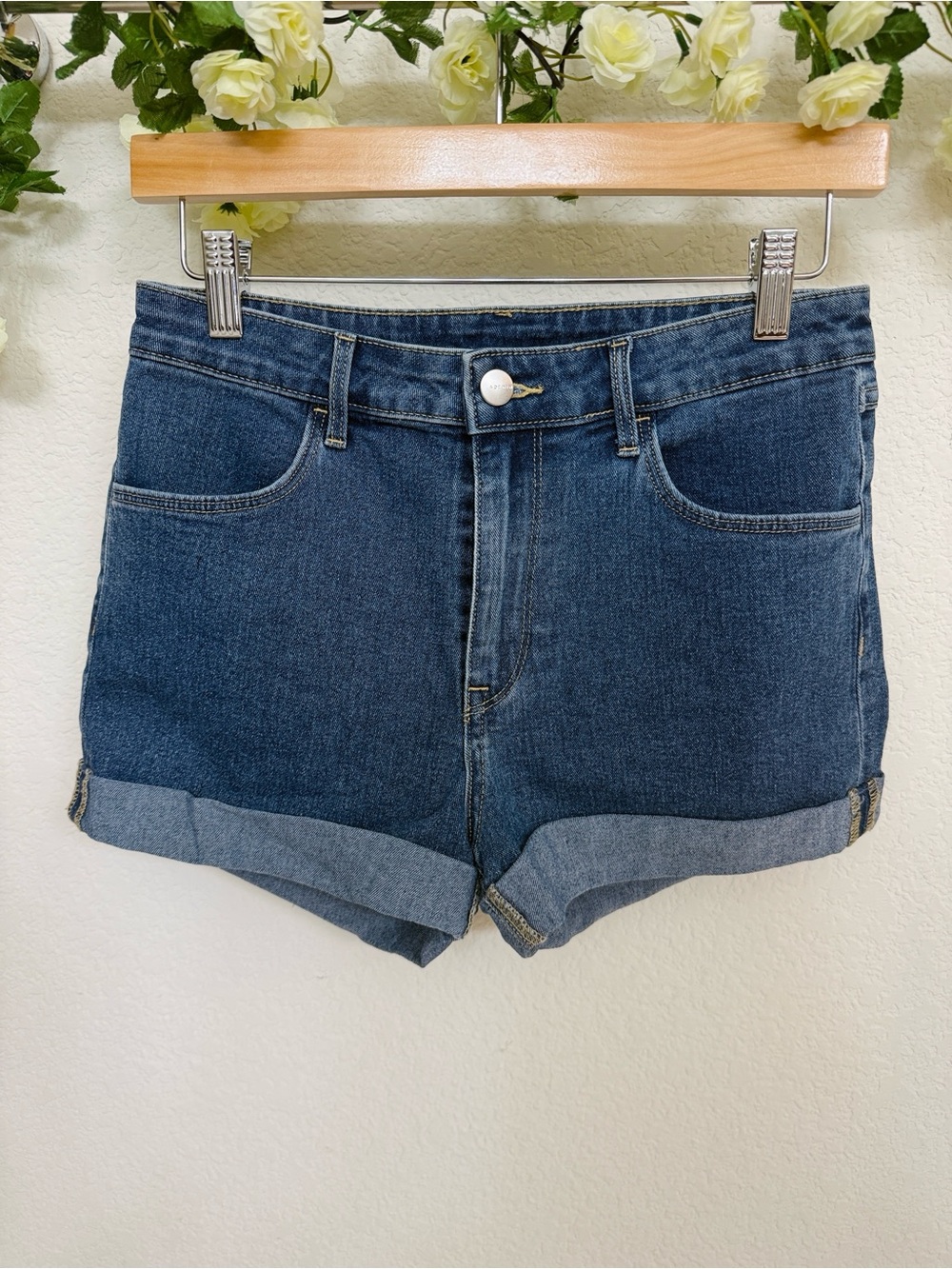 H&M • Women’s 6 High Rise Dark Wash Cuffed Denim Jean Shorts